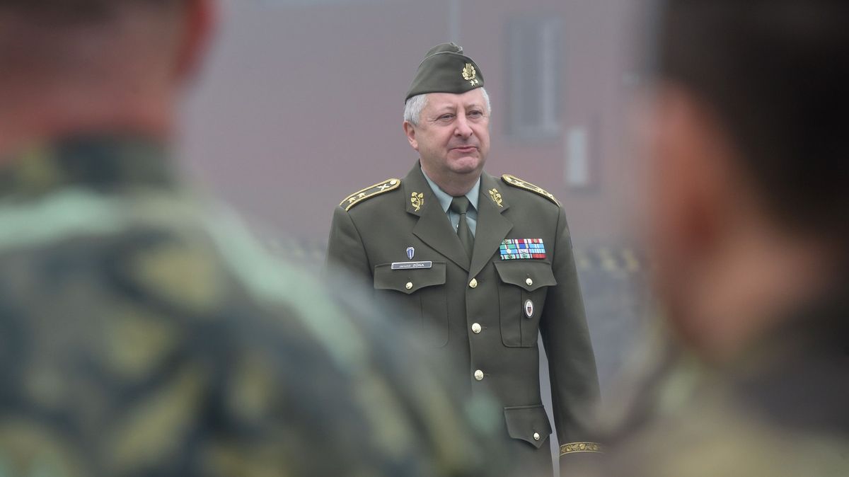 Chytrolín, jájínek nebo kultivovaný expert. Generál Zůna míří do čela obrany